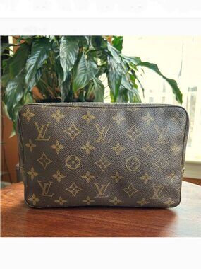 LOUIS VUITTON Monogram Trousse Toilette Pouch 23 Cosmetic Case